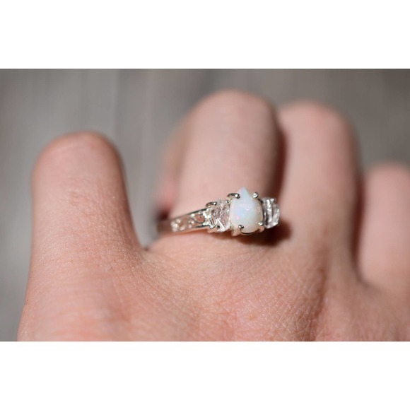 Brilliant opal ring, teardrop or pear shaped center stone with raw clear… - Picture 2 of 3